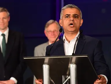 Walikota London terpilih Sadiq Khan saat memberikan pidato usai kemenangan pemilu oleh dirinya di Balai Kota London, Inggris, (7/5). Kandidat dari kubu Buruh ini mengalahkan rival terdekatnya dari kubu Konservatif, Zac Goldsmith. (Leon Neal/AFP)