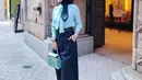 Lihat bagaimana Syahrini memadukan blouse biru mint dengan palazo pants biru navy yang serasi dengan hijab polosnya. [Foto: Instagram/princessyahrini]