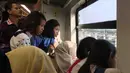 Para penumpang menikmati pemandangan saat menaiki kereta LRT di Palembang, Sumatra Selatan, Minggu (5/7/2018). LRT ini akan menjadi salah satu solusi transportasi saat Asian Games mendatang. (Bola.com/Reza Bachtiar)