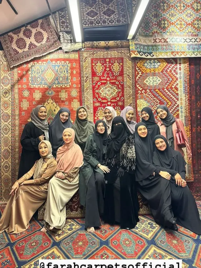 Potret Umi Pipik dan para Selebritis Hadir dalam Majelis Halaqah Cinta, Cantik-Cantik Salihah