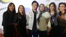 Film remake dari judul yang sama ini mengisahkan kehidupan anak muda Jakarta bernama Boy dengan segala tantangan yang dihadapi, mulai dari percintaan, persahabatan, keluarga, sampai cita-cita. Film ini tayang perdana di bioskop bertepatan dengan momen peringatan HUT RI ke-78. (Liputan6.com/IG/@ayukhadijahazhari)