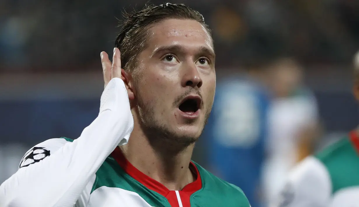 Gelandang Lokomotiv Moscow, Aleksei Miranchuk berselebrasi usai mencetak gol ke gawang Juventus pada pertandingan Grup D Liga Champions di stadion RZD Arena, Moskow (6/11/2019). Juventus menang 2-1 atas Lokomotiv Moscow. (AP Photo/Pavel Golovkin)