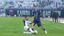 Pemain Persita Tangerang, Rayco Rodriguez, dihadang pemain Persik Kediri di BRI Super League di Stadion Indomilk Arena, Minggu (21/12/2025). (Bola.com/M Iqbal Ichsan)