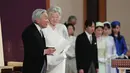 Kaisar Akihito didampingi Permaisuri Michiko menyampaikan pidato saat upacara turun takhta di Istana Kekaisaran, Tokyo, Jepang, Jumat (30/4/2019). Ritual turun takhta ini disebut dengan Taiirei-Seiden-no-gi. (Japan Pool/Pool via REUTERS)