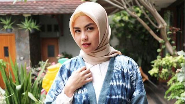 Pemain Film Perempuan Berkalung Sorban : 11 Film Islam Indonesia Terbaik Sepanjang Masa, Sangat Menyentuh Hati! | Jalantikus : Film ini dibintangi oleh revalina s.