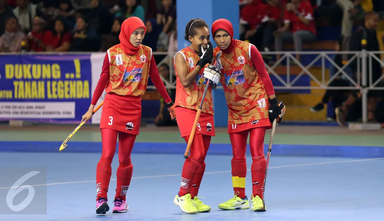 Tiga pemain hoki putri DKI Jakarta berbisik saat laga final PON XIX Jabar melawan Papua di Gymnasium UPI, Bandung, Senin (19/9/2016). DKI Jakarta meraih emas setalah unggul 4-2. (Liputan6.com/Helmi Fithriansyah)