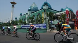 Sejumlah pebalap yang berlomba di ajang Tour De Banyuwangi Ijen melintasi depan Masjid Agung Baiturahman di Kabupaten Banyuwangi Jawa Timur, (16/10/2014). (Liputan6.com/Helmi Fithriansyah)
