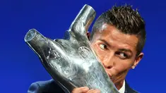 Penyerang Real Madrid, Cristiano Ronaldo mencium trofi setelah terpilih sebagai Pemain Terbaik Eropa musim 2015-2016 usai drawing penyisihan grup Liga Champions di Monako, (25/8). (REUTERS/Eric Gaillard)