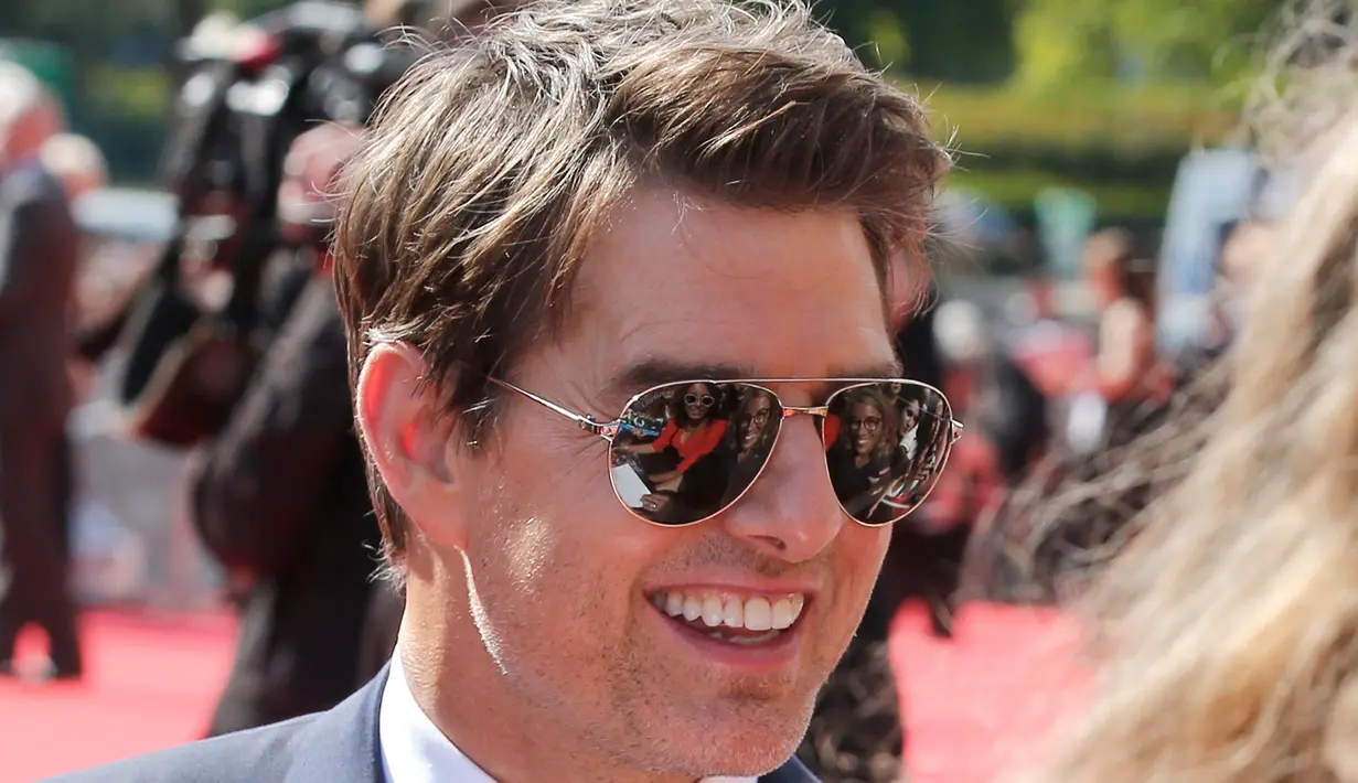 Aktor Hollywood, Tom Cruise menyapa para penggemar setibanya pada World premiere film terbarunya, Mission: Impossible Fallout di Paris, Kamis (12/7). Film ini dipenuhi dengan adegan menentang kematian dan aksi nekat lainnya. (AP/Thibault Camus)