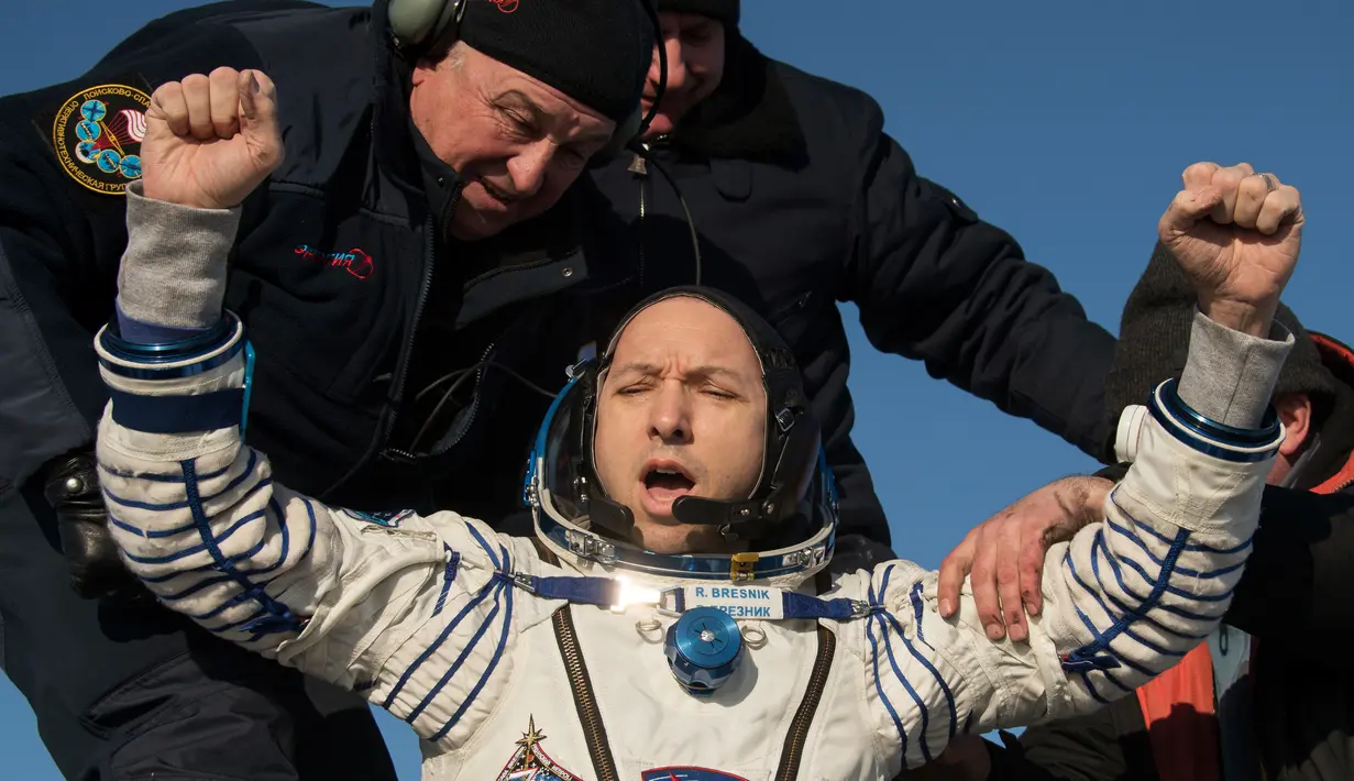 Ekspresi astronot AS, Randy Bresnik usai berhasil melakukan pendaratan di Kazakhstan (14/12). Tiga astronot tersebut berhasil mendarat ke bumi setelah enam bulan di Stasiun Luar Angkasa Internasional. (AP/ Dmitri Lovetsky/Pool)