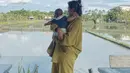 Perempuan berusia 25 tahun ini memang masih merahasiakan wajah sang anak. Dalam beberapa pose, Indah Permatasari memilih tak menampilkan bagian wajah sang anak. Meski begitu, Indah tetap sering bagikan momen bersama buah hati. (Liputan6.com/IG/indahpermatas)