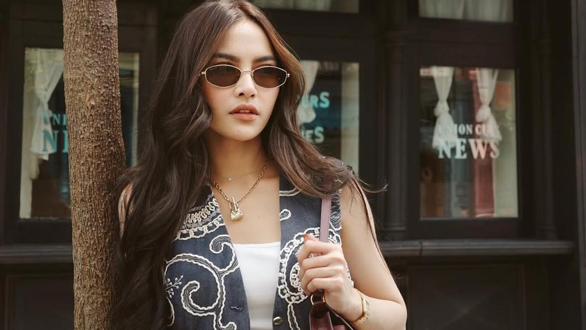 6 Detail Outer Batik Mahalini saat Liburan ke Singapura, Intip Padu Padannya
