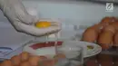 Petugas BPMSPH menguji telur ayam di Pasar Johar Baru, Jakarta, Selasa (27/3). Sebelumnya, viral di media sosial video telur palsu berada di pasar tersebut. Namun, setelah diuji, telur tersebut memiliki kualitas paling bagus. (Merdeka.com/Imam Buhori)