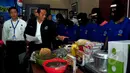 Deputi Bidang Pemberantasan BNN, Inspektur Jenderal Polisi Dedi Fauzi Elhakim  menunjukan barang bukti kepada wartawan, Jakarta, Senin (13/4/2015). BNN berhasil menangkap lima orang tersangka di kawasan Blok M. (Liputan6.com/ Yoppy Renato)