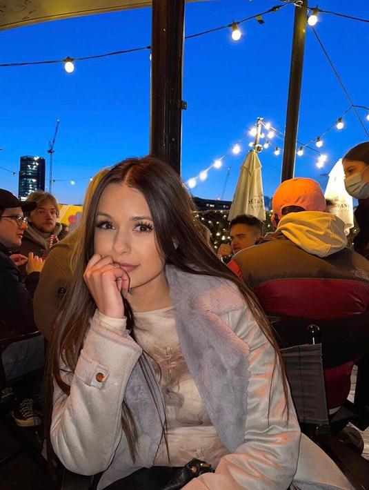 Paras bule dengan kulit eksotiknya menjadi daya tarik Ria Andrews yang menawan. (FOTO: instagram.com/ria.travelwithmeri/)