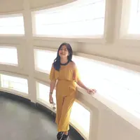 Berbadan mungil dan berwajah imut, wanita berusia 21 tahun ini makin terlihat cheerful dengan outfit kuningnya. Ia pun makin keren dengan sneakers dan kalung choker hitamnya. (Instagram/brisiajodie96)