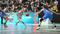 Tim putri UPH (jersey biru) sukses membalas kekalahan di partai final Campus League 2026 - Regional Jakarta Season 1 atas BINUS (jersey putih) ketika bertemu di matchday 1 fase The Nationals. Dalam pertandingan yang berlangsung di UPH Basketball Court pada Minggu (7/6/2026), UPH berhasil menang dengan skor 61-51. (Bola.com/Campus League)