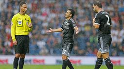 Pemain baru Chelsea, Pedro Rodriguez memprotes wasit saat laga Liga Premier Inggris melawan WBA di Stadion The Hawthorns, Inggris, Minggu (23/8/2015). Chelsea berhasil mengalahkan WBA 3-2. (Action Images via Reuters/Carl Recine)