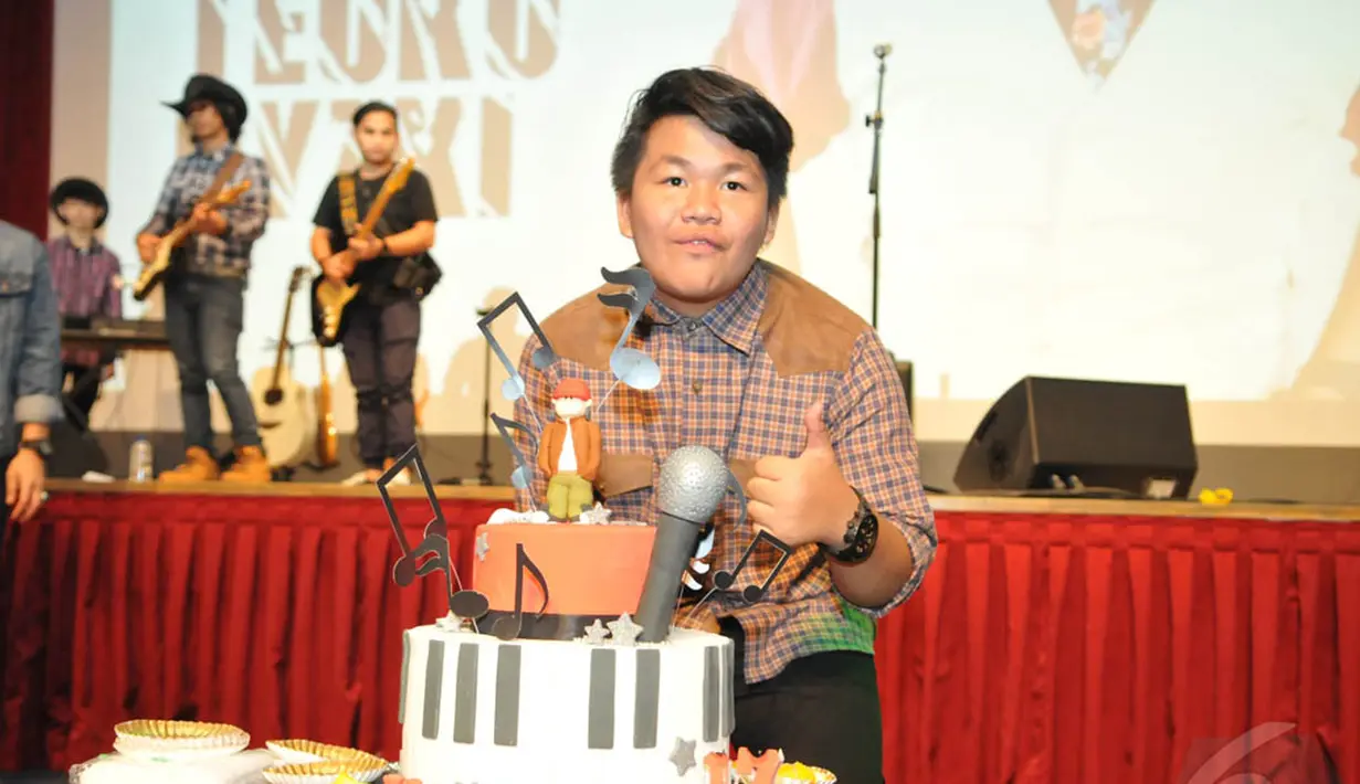Personel CJR, Kiki, merayakan ulang tahunnya yang ke-17 di Jakarta, Minggu (4/1/2015). (Liputan6.com/Panji Diksana)