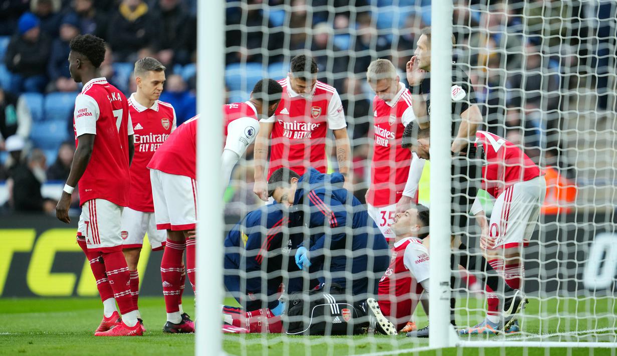 Pemain Arsenal Gabriel Martinelli (di lapangan) dikelilingi oleh rekan satu timnya setelah melukai dirinya sendiri saat mencetak gol ke gawang Leicester City pada pertandingan sepak bola Liga Inggris di The King Power Stadium, Leicester, Inggris, 25 Februari 2023. Arsenal mengalahkan Leicester City dengan skor 1-0. (AP Photo/Jon Super)