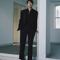 Dalam foto terbaru yang diunggahnya, Song Jong Ki terlihat mengenakan setelan jas serba hitam, hingga kemeja yang dikenakannya sebagai innerwear dan sepatunya juga hitam. Simpel, tapi jelas bikin hati nggak aman, kan? Foto: Instagram.
