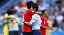 Pelatih Korea Selatan, Shin Tae-yong, memeluk anak asuhnya, Son Heung-min, usai melawan Jerman pada laga Piala Dunia di Kazan Arena, Rusia (27/6/2018). Jerman takluk 0-2 dari Korea Selatan. (AFP/Benjamin Cremel)
