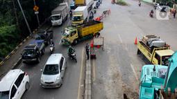 Petugas Dishub mengatur lalu lintas saat sistem rekayasa lalu lintas one way atau satu arah di ruas Jalan Daan Mogot arah Tangerang Kota, Senin (13/1/2020). Penerapan ini dilakukan karena kemacetan akibat perbaikan jalan ambles di kawasan Daan Mogot. (merdeka.com/Magang/Muhammad Fayyadh)