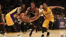 Pemain Toronto Raptors, DeMar DeRozan (tengah) berusaha melewati para pemain Los Angeles Lakers pada lanjutan NBA di  Staples Center, Sabtu (21/11/2015). (Reuters/Mandatory Credit: Kelvin Kuo-USA TODAY Sports)