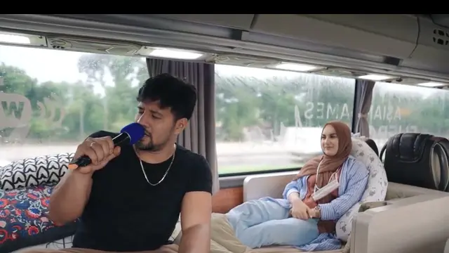 Momen Liburan Keluarga Ammar Zoni Naik Bus Mewah, Fasilitas Lengkap dan Nyaman. (Sumber: YouTube/Aish Tv)