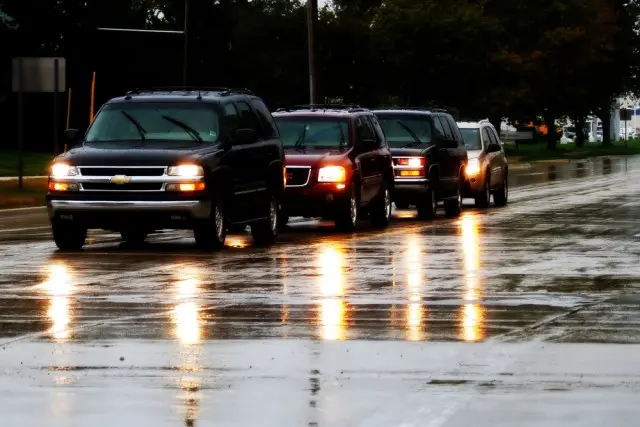 Nyalakan lampu mobil, bukan hazard!