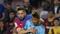 Bek Barcelona Jordi Alba (kiri) berebut bola dengan bek Celta Vigo Kevin Vazquez pada laga lanjutan La Liga di Camp Nou, Rabu (11/5/2022) dini hari WIB. Barcelona menghajar Celta Vigo 3-1 di kandang sendiri. (LLUIS GENE / AFP)