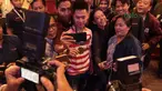 Kevin Sanjaya mengikuti foto elfie bersama fans dan wartawan di Galeri Indonesia Kaya, Grand Indonesia, Jakarta (28/3/2018). Kevin menerima deposito sebesar Rp 200 juta. (Bola.com/Nick Hanoatubun)