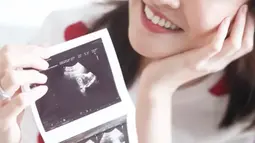 Setelah menunggu cukup lama untuk hamil, Shandy Aulia akhirnya hamil anak pertama. Shandy tak kuasa menahan berita bahagia dengan memposting di akun Instagram miliknya. (Liputan6.com/shandyaulia)