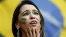 Ekspresi salah satu suporter tim Samba saat menunggu dimulainya laga yang mempertemukan Kamerun vs Brasil di Stadion Nasional Brasil, (23/6/2014). (REUTERS/Dominic Ebenbichler)