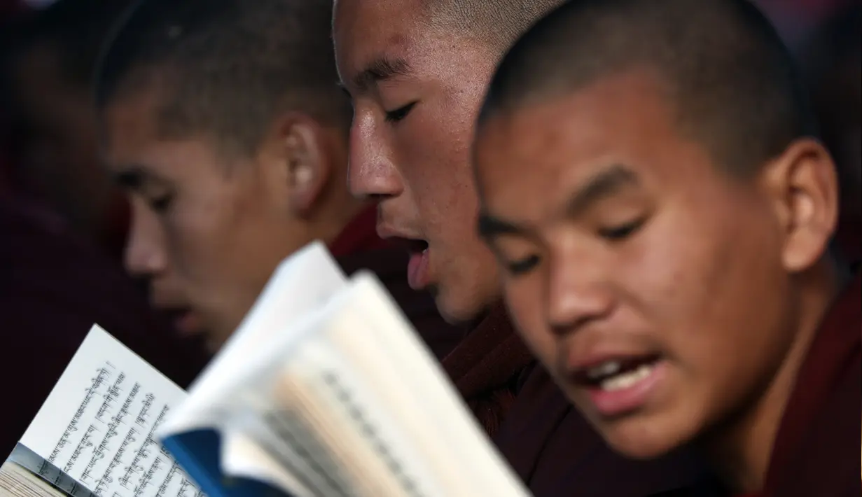 Sejumlah biksu membacakan kitab selama festvial Budha yang merupakan rangkain Monlam di Kathmandu, Nepal (7/1/2020). Monlam adalah acara tahunan di mana para biksu berdoa untuk perdamaian dunia. (AP Photo/Niranjan Shrestha)
