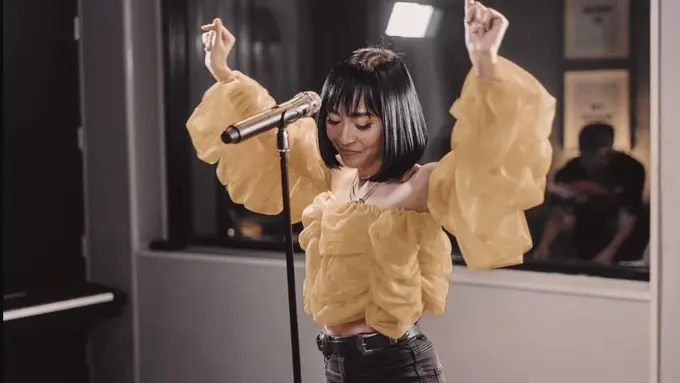 Padu Padan Busana Kuning nan Berani ala Rinni Wulandari