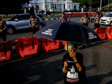 Aktivis dan pegiat hak asasi manusia sekaligus penggagas Aksi Kamisan, Maria Catarina Sumarsih mengikuti aksi Kamisan yang ke-836 di depan Istana Negara, Kamis (17/10/2024). (Liputan6.com/Angga Yuniar)
