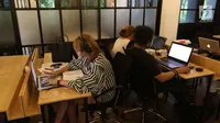 Sejumlah orang menggunakan fasilitas di ruang Cocowork di Jakarta, Selasa (26/6). Cocowork mengelola lebih dari tiga ribu anggota yang terdiri dari 260 perusahaan. (Liputan6.com/Angga Yuniar)