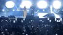 Penyanyi Siti Nurhaliza (kiri) berduet dengan Tulus dalam konser 'Dato Sri Siti Nurhaliza on Tour' di Istora Senayan, Jakarta, Kamis (21/2). Tulus muncul saat Siti Nurhaliza tengah membawakan lagu Seindah Biasa. (Fimela.com/Bambang E Ros)