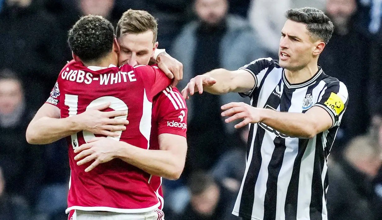 Pemain Nottingham Forest, Chris Wood, merayakan gol bersama Morgan Gibbs-White saat melawan Newcastle United dalam lanjutan Liga Inggris di St James Park, Selasa (26/12/2023). The Magpies takluk dengan skor 1-3. (AFP/Andu Buchanan)
