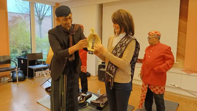 Acara yang bertajuk Alunan Dawai Nusantara atau The Sound of Indonesian String merupakan kolaborasi antara dua organisasi kebudayaan. Yaitu KuKo e.V. (Jerman) dan Nain E Visual production (Indonesia)