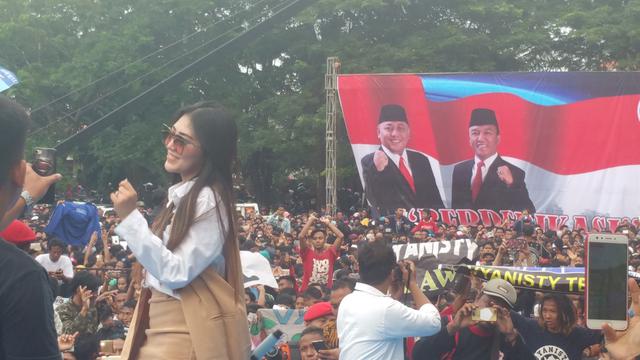 Pedangdut Via Valen menghibur para pendukung bakal calon Wali Kota Tegal  Tegal Dedy Yon Supriyono dan Jumadi (Liputan6.com/Fajar Eko Nugroho)