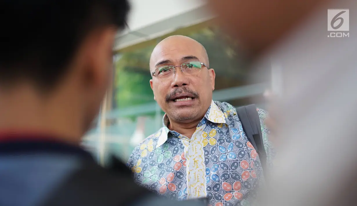Azas Tigor Nainggolan menyampaikan keterangan saat mendaftarkan gugatan terhadap PT PLN (Persero) terkait mati listrik massal di PN Jakarta Selatan, Rabu (21/8/2019). PLN diangap telah melakukan perbuatan melawan hukum dan meminta PLN meminta maaf secara terbuka. (Liputan6.com/Immanuel Antonius)