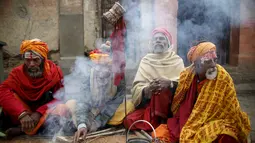 Para Sadhus duduk disamping tempat pembakaran di Kuil Pashupatinath,  Kathmandu , Nepal, (6/3). Festival Maha Shivaratri dirayakan oleh umat Hindu di seluruh dunia. (REUTERS / Navesh Chitrakar)