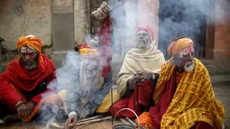 Para Sadhus duduk disamping tempat pembakaran di Kuil Pashupatinath,  Kathmandu , Nepal, (6/3). Festival Maha Shivaratri dirayakan oleh umat Hindu di seluruh dunia. (REUTERS / Navesh Chitrakar)