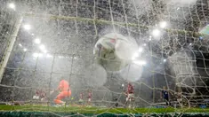 Pemain Inter Milan Henrikh Mkhitaryan mencetak gol ke gawang Inter Milan pada pertandingan sepak bola Serie A Liga Italia di Stadion San Siro, Milan, Italia, Sabtu (16/9/2023). Inter Milan manang 5-1. (AP Photo/Luca Bruno)