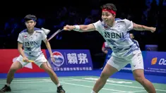 Pebulutangkis ganda putri Indonesia, Apriyani Rahayu (kanan) berhasil mengembalikan shuttlecock dari ganda putri Korea Selatan Kim So Yeong/Kong Hee Yong dalam pertandingan semifinal di Kejuaraan Dunia 2023 yang berlangsung di Royal Arena, Copenhagen, Denmark, Sabtu (26/08/2023). (AFP/Ritzau Scanpix/Mads Claus Rasmussen)