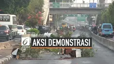Demonstrasi Rabu (25/9/2019) malam berakhir bentrokan massa dengan polisi. Sejumlah pot tanaman rusak dan berserakan di tengah jalan raya membuat arus lalu lintas tersendat.