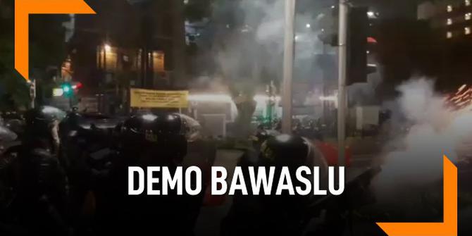 VIDEO: Bubarkan Pendemo, Polisi Tembakkan Gas Air Mata