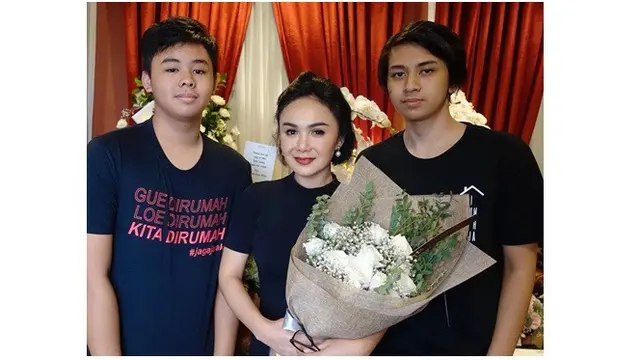 8 Potret Yuni Shara dan Kedua Putranya, Dampingi Anak saat Nonton Film Dewasa